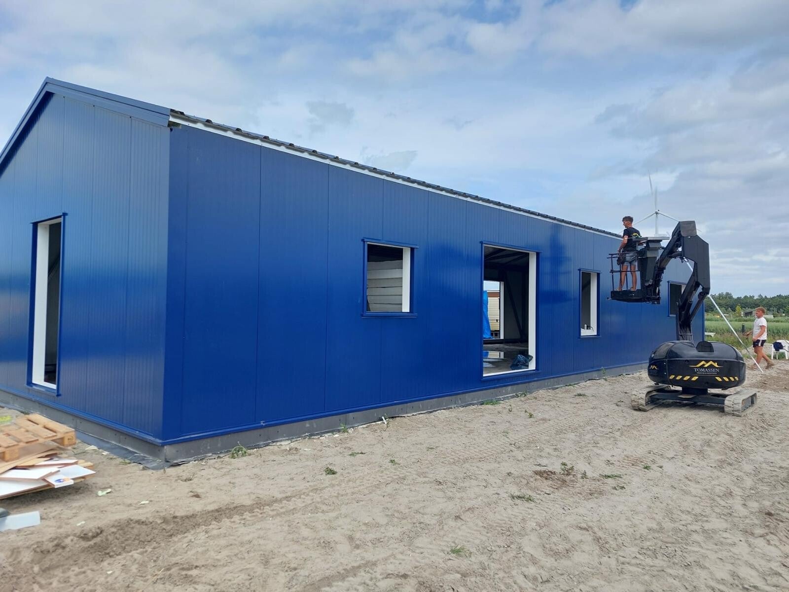 Afgewerkte bedrijfshal met dak- en wandbeplating