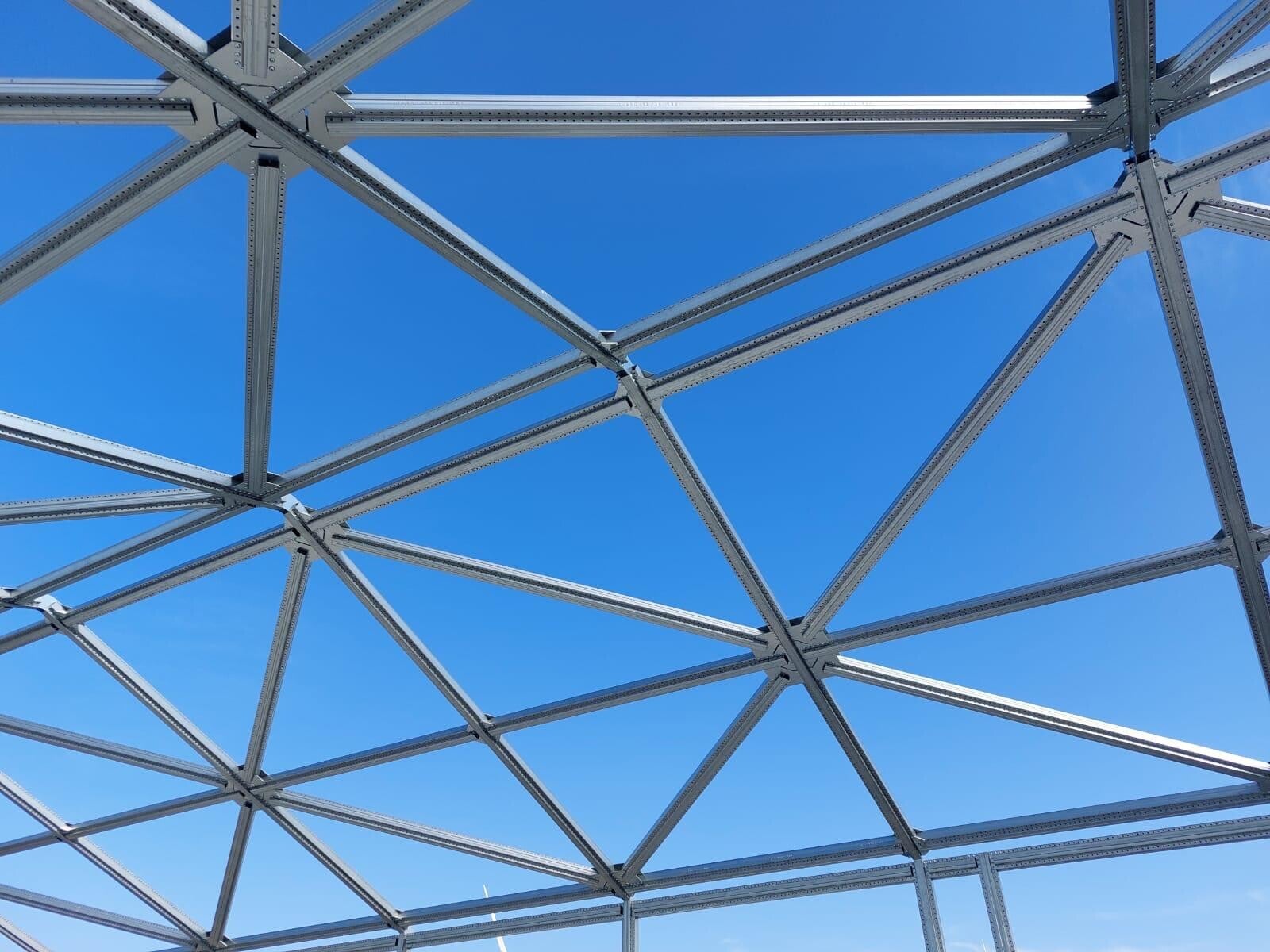 Stalen constructie tijdens montage